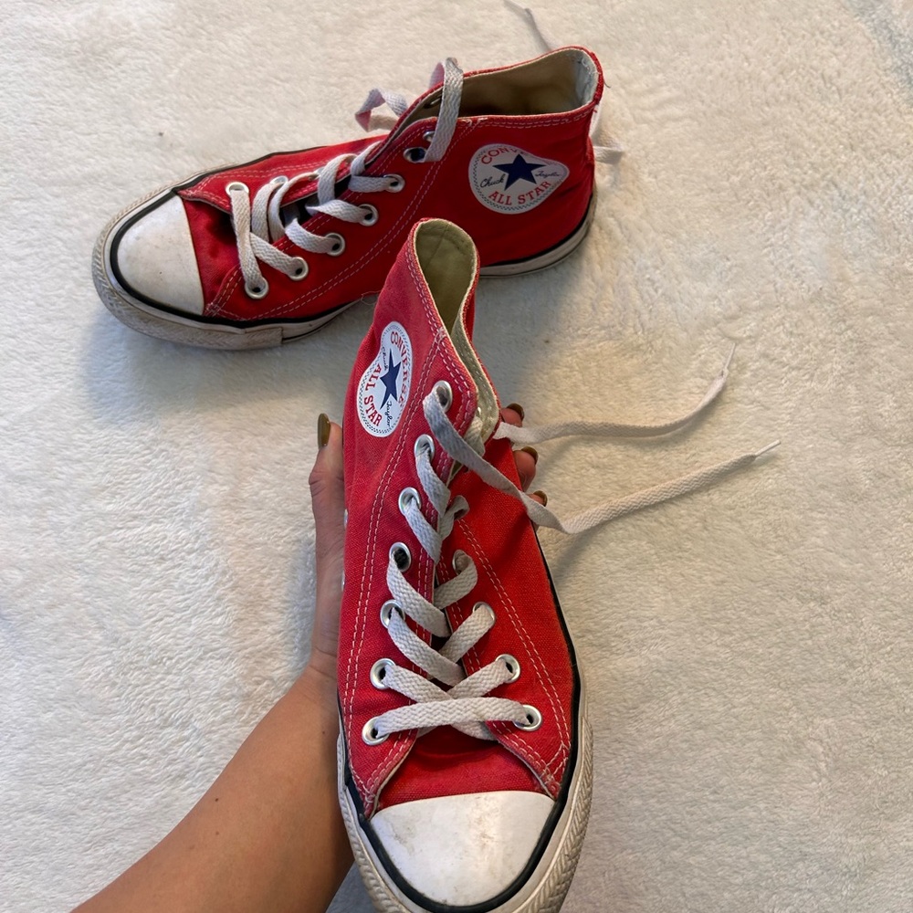 Red converse - Picture 4 of 5